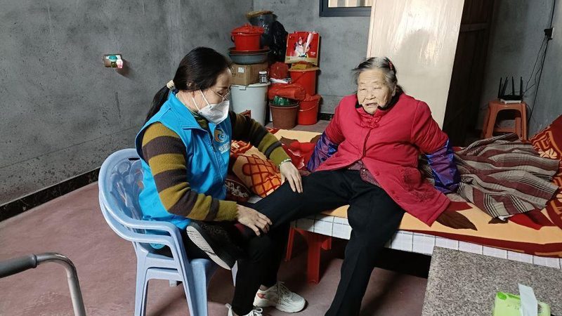 在选择专业陪护公司时，首先要关注其资质和标准。一个合格的陪护公司应具备以下资质：