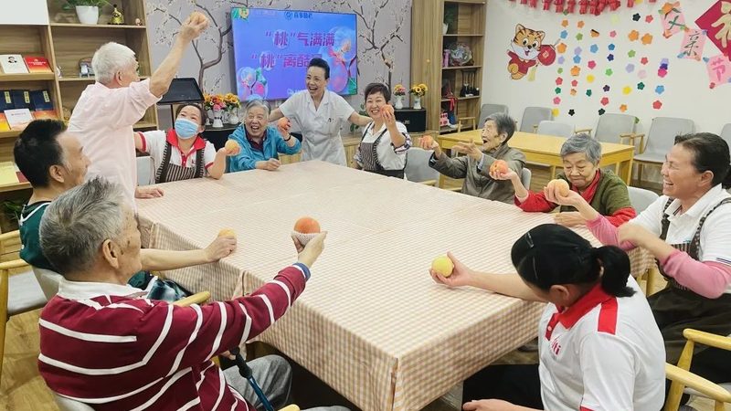 日间照料与养老院：护理员角色的差异解析**
